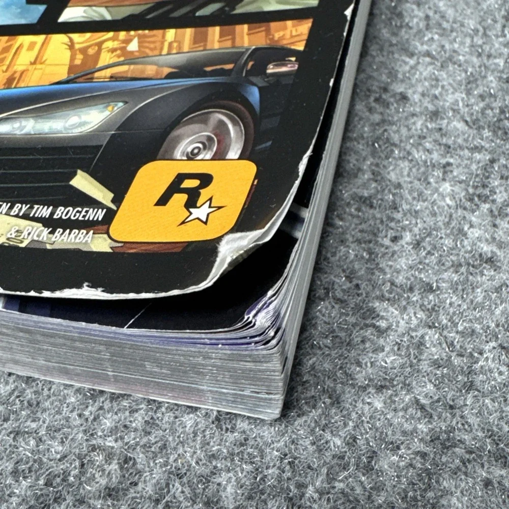 Grand Theft Auto V‎ Signature Series Strategy Guide by Tim Bogenn & Rick Barba